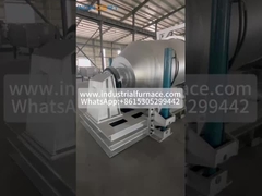 ガスで燃やされる2トンのアルミの溶融炉